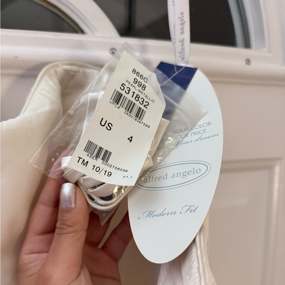 wedding dress with lace beaded train - Picture 4 of 11